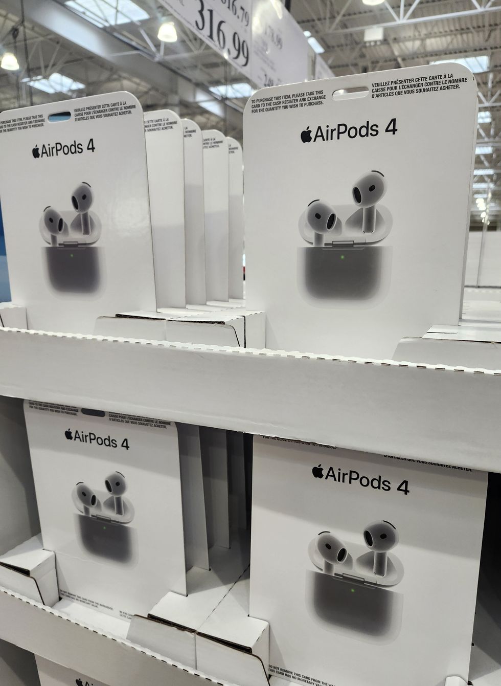 \u200b\u200bDes cartons avec une image d'Airpods d'Apple.
