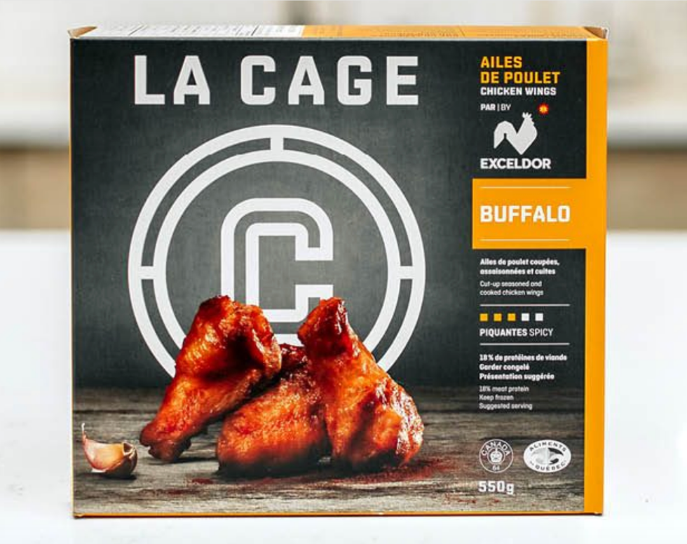 \u200b\u200bLes ailes de poulet surgel\u00e9es de la marque La Cage, dans la saveur Buffalo.