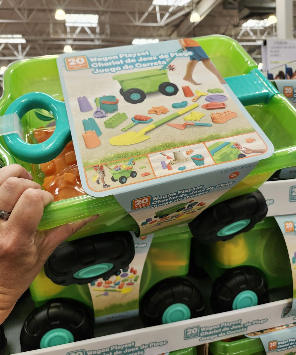 \u200b20 jouets de plage dans un petit chariot \u00e0 tirer.