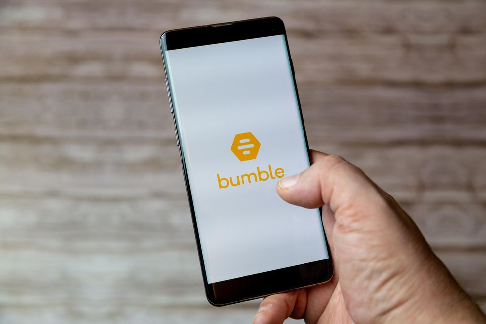 \u200bA smartphone displaying the Bumble loading screen.