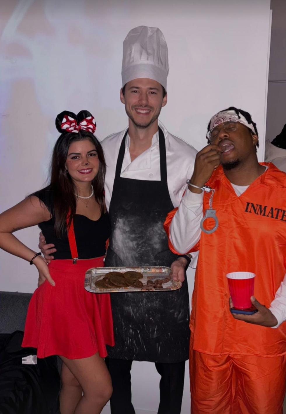 \u200bAlex L'Abb\u00e9e costum\u00e9 en chef p\u00e2tissier, aux c\u00f4t\u00e9s de ses ami.es pour l'Halloween.