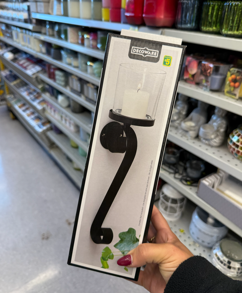 \u200bApplique murale en m\u00e9tal noir avec support en verre pour chandelle, vendue au Dollarama.
