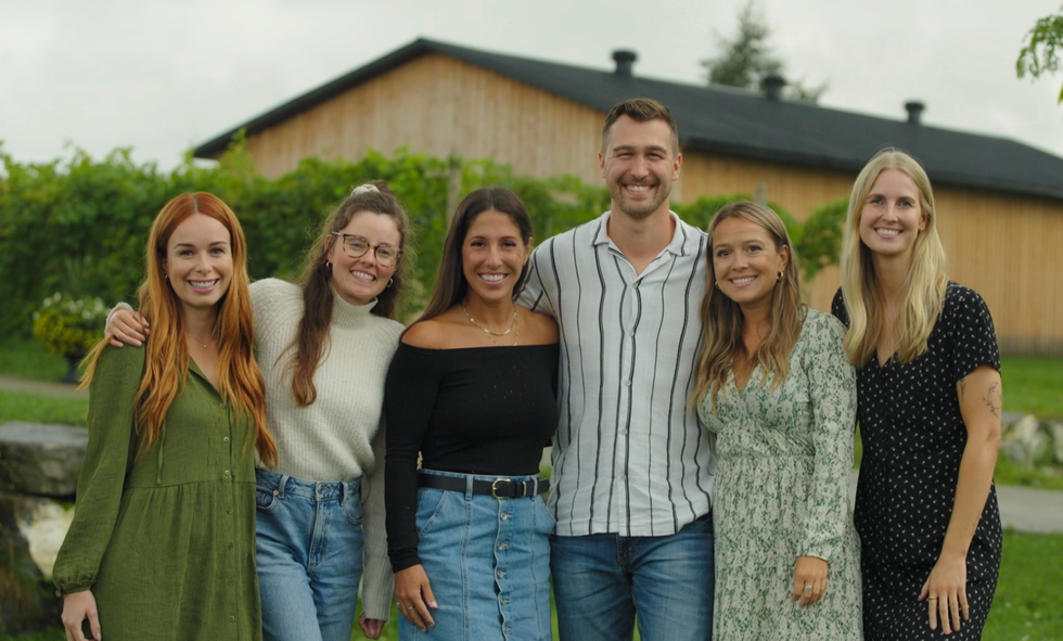 \u200bBenjamin, candidat de L\u2019amour est dans le pr\u00e9, et ses cinq pr\u00e9tendantes \u00e0 l'ext\u00e9rieur.