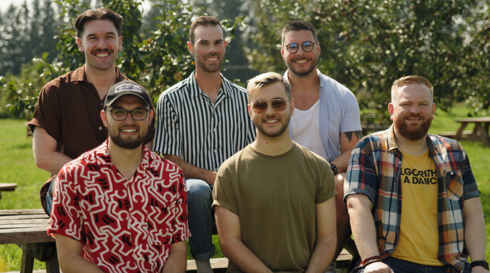 \u200bBenjamin, candidat de L\u2019amour est dans le pr\u00e9, et ses cinq pr\u00e9tendants assis \u00e0 une table.