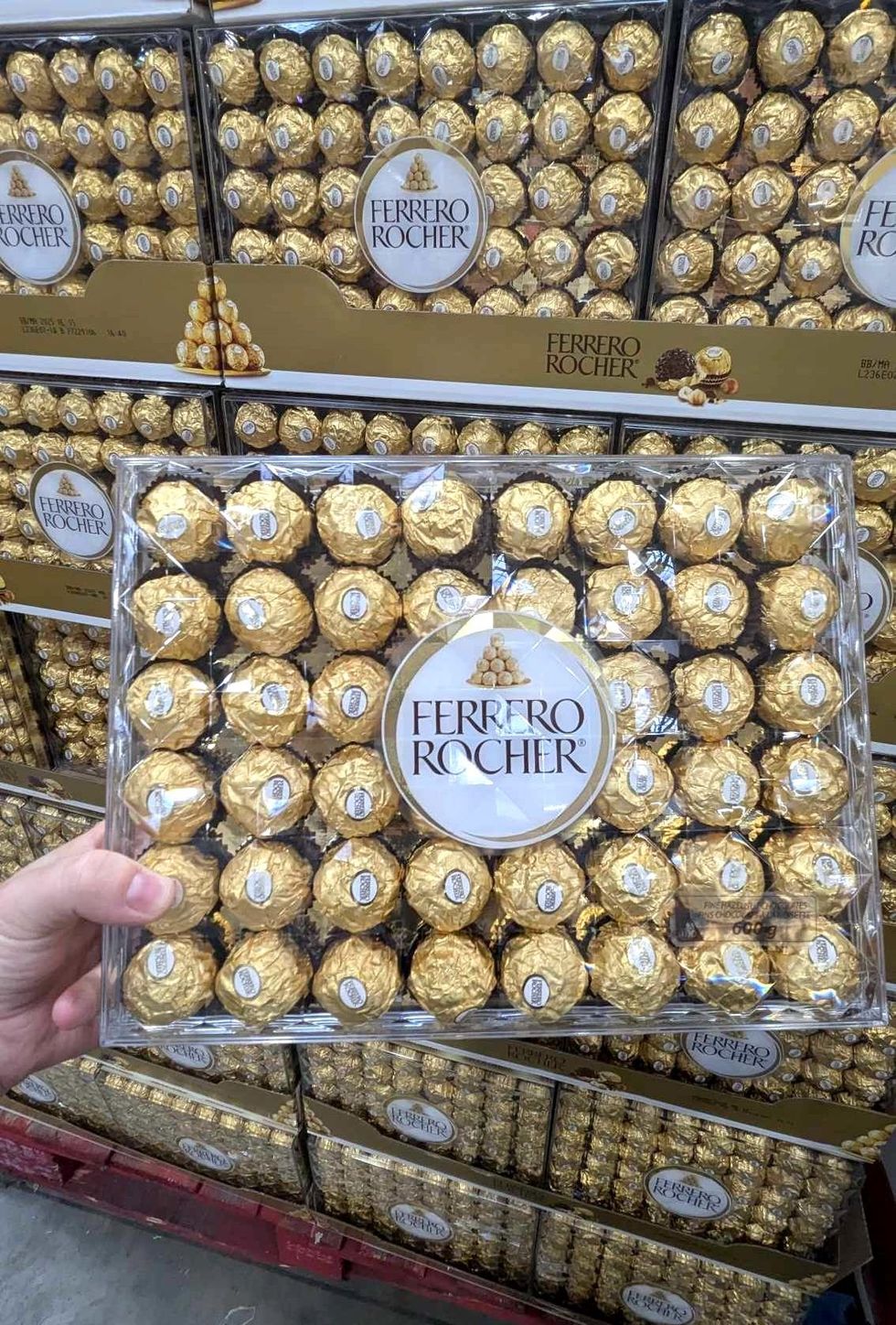 \u200bBo\u00eete de 48 chocolats Ferrero Rocher.
