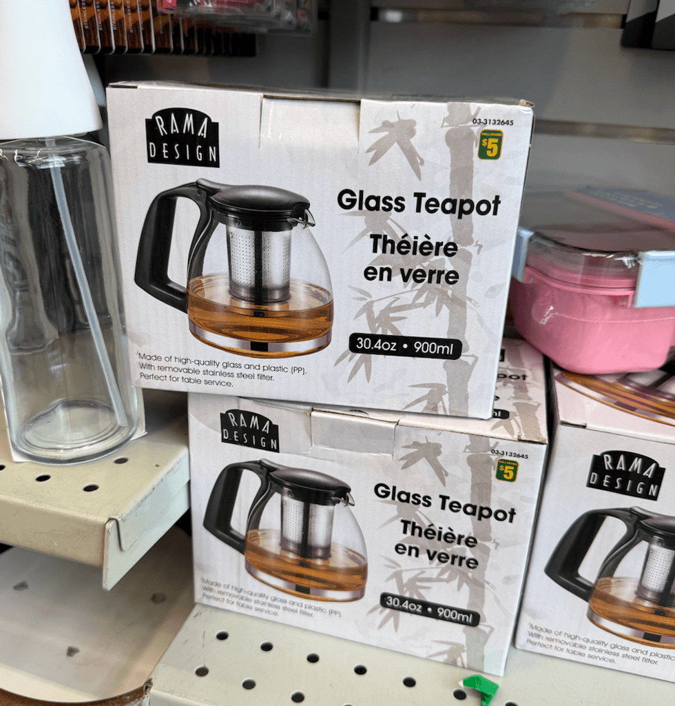 \u200bBo\u00eetes de th\u00e9i\u00e8re en verre avec filtre en acier inoxydable int\u00e9gr\u00e9 sur les tablettes du Dollarama.