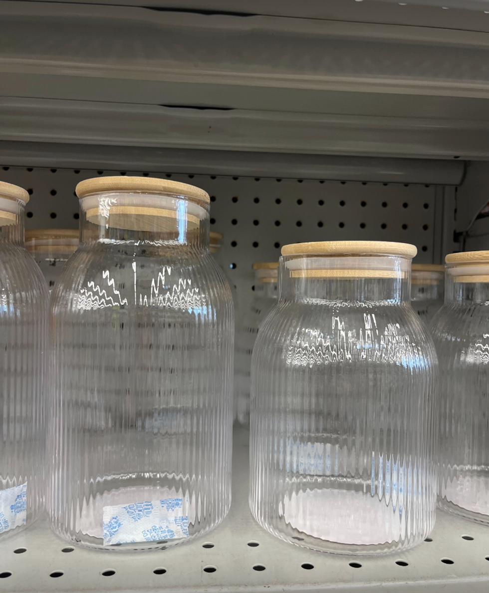 \u200bBocaux en verre transparent de diff\u00e9rents format vendus au Dollarama.