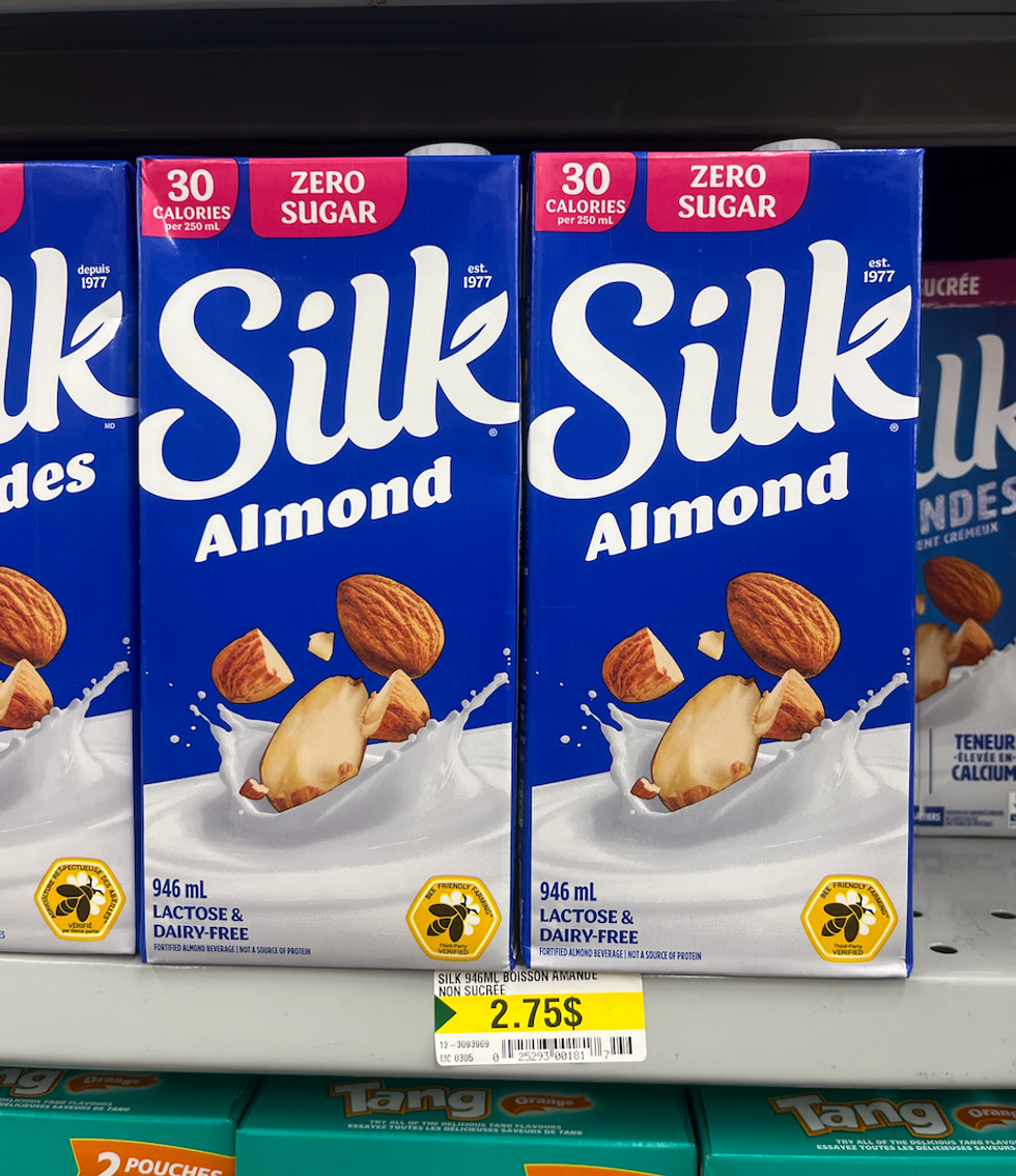 \u200bBoisson d'amande non sucr\u00e9e Silk sur les tablettes du Dollarama.