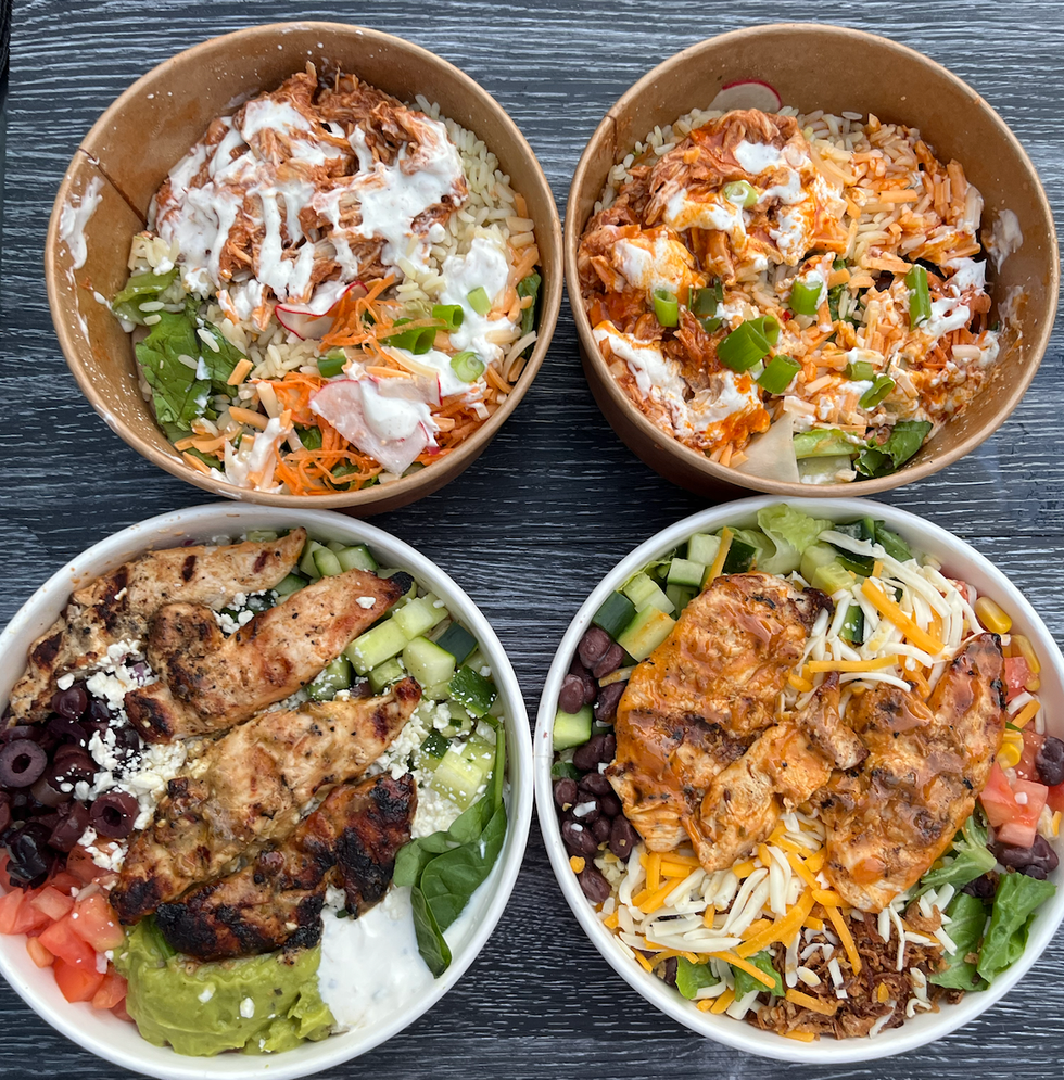 \u200bBols St-Hubert en haut, et bols Poulet Rouge en bas.