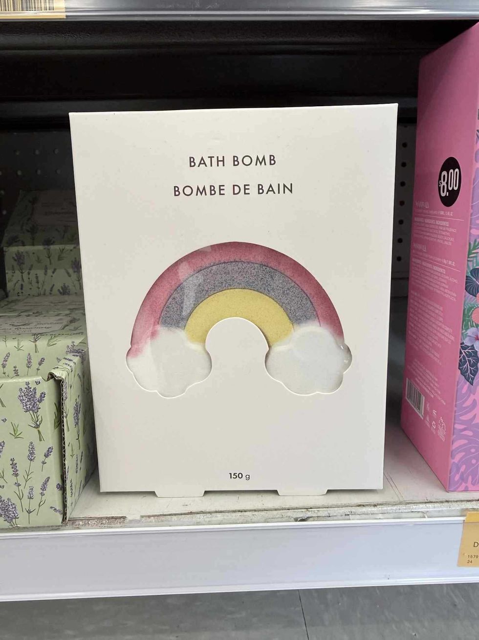 \u200bBombe de bain arc-en-ciel en vente au Tigre G\u00e9ant pour 12 $.