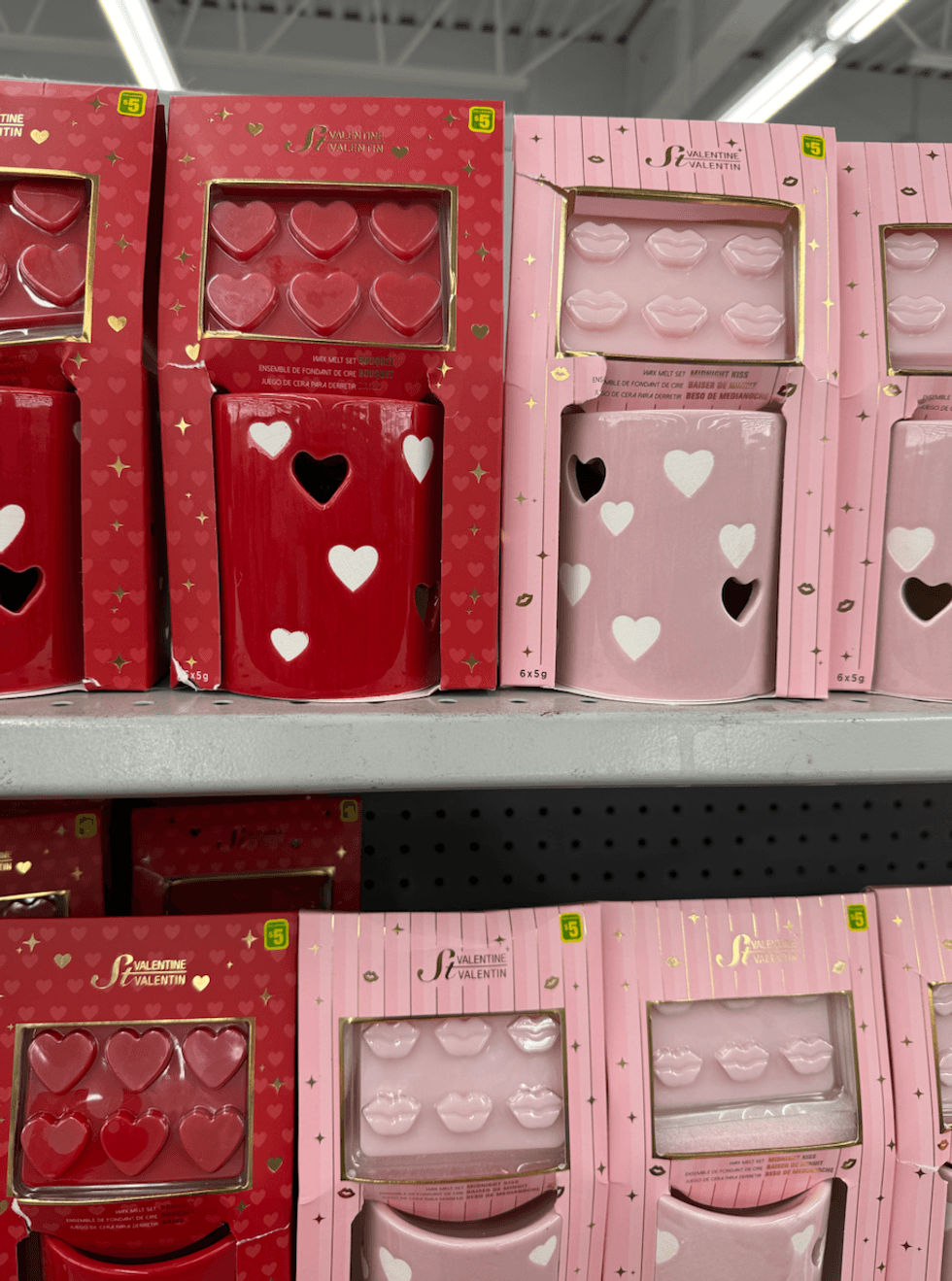 \u200bBr\u00fbleurs \u00e0 cire d\u00e9coratifs avec fondants en forme de c\u0153urs.