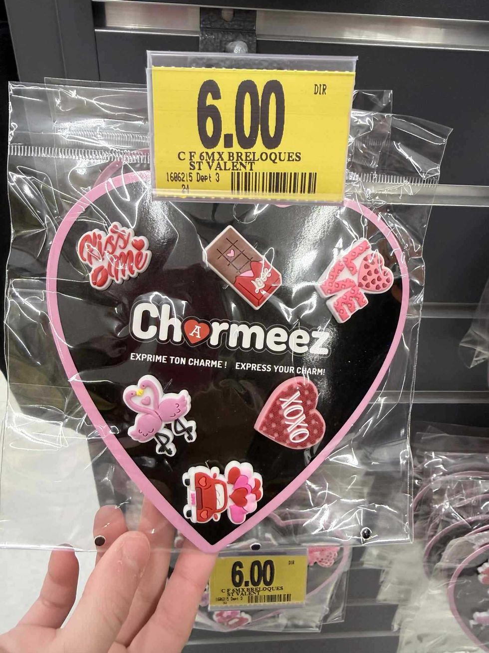 \u200bBreloques pour souliers de type Crocs en vente au Tigre G\u00e9ant pour 6 $.