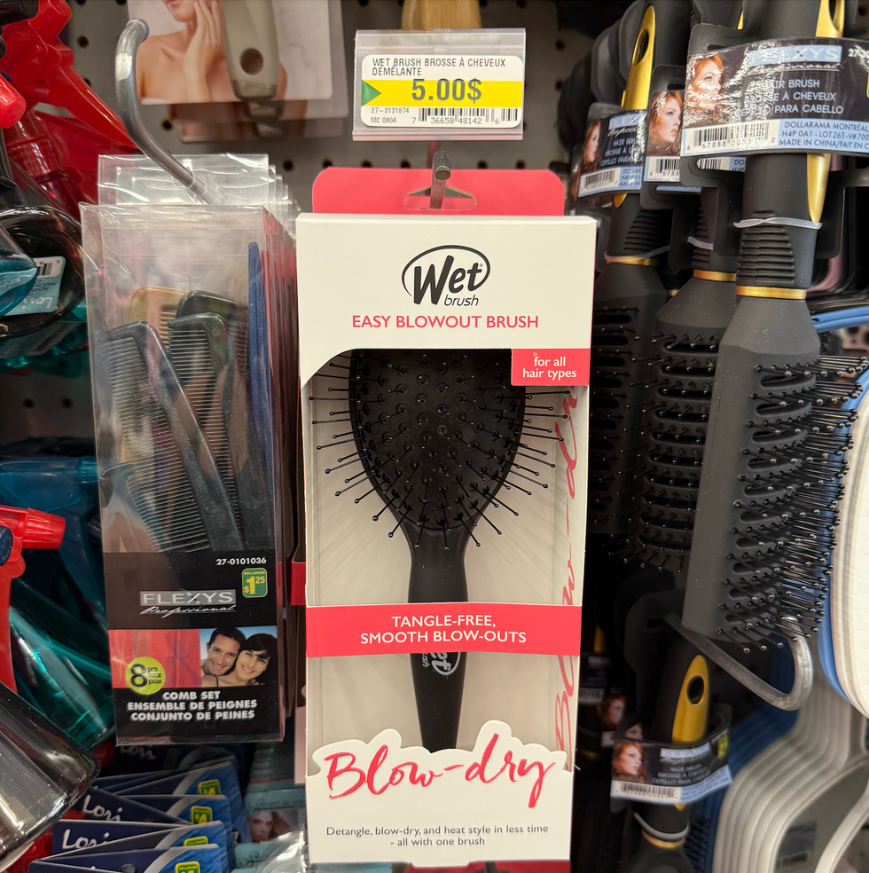 \u200bBrosse \u00e0 cheveux \u00ab Wet Brush \u00bb dans son emballage au Dollarama.