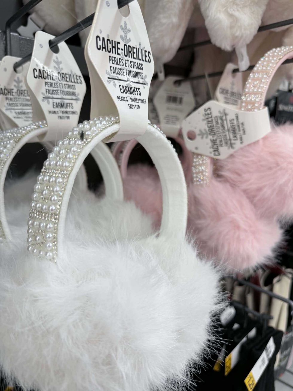 \u200bCache-oreilles en fausse fourrure en vente au Tigre G\u00e9ant pour 8 $.
