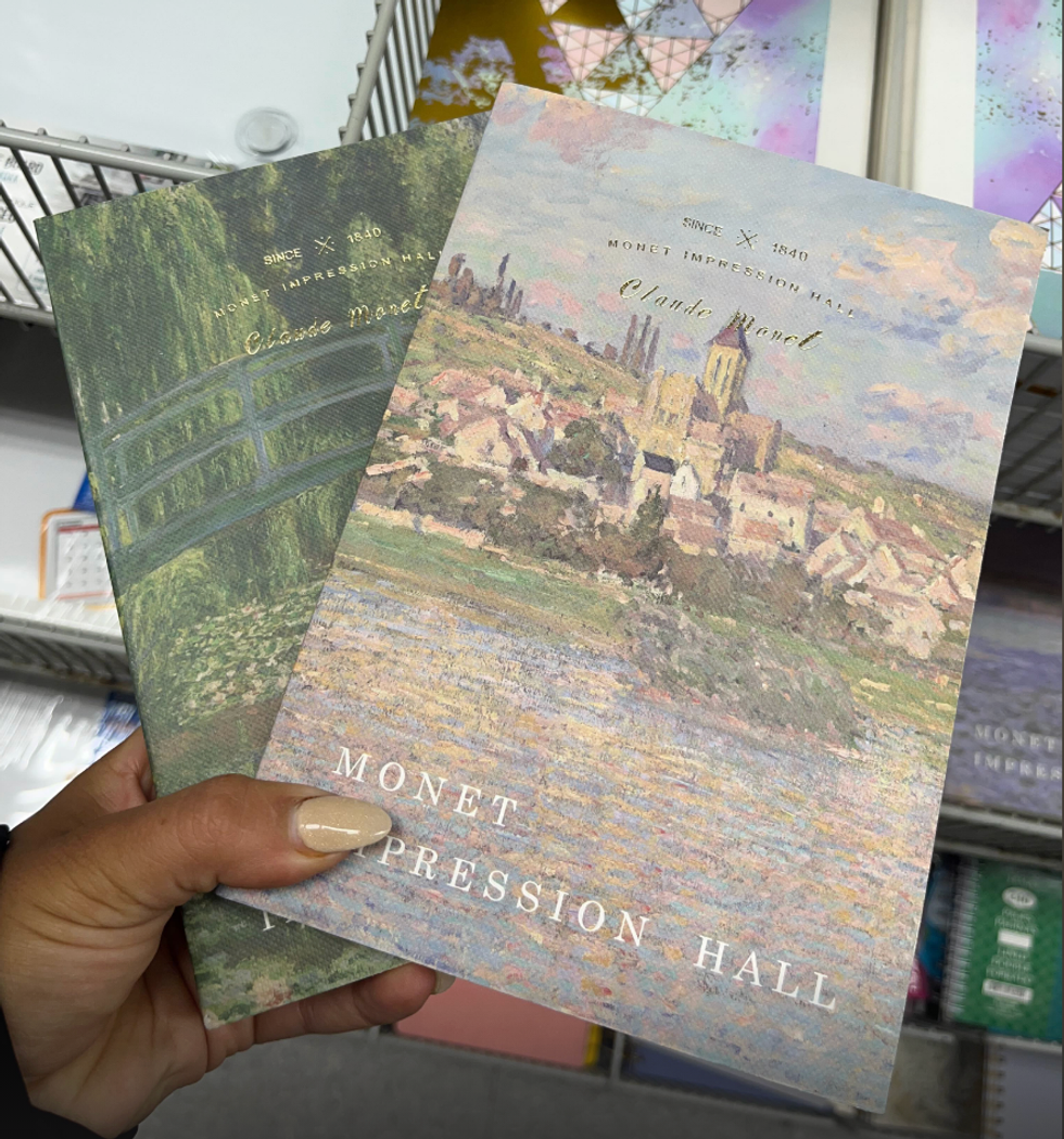 \u200bCahiers de notes couverts d'images inspir\u00e9es du travail de Claude Monet.