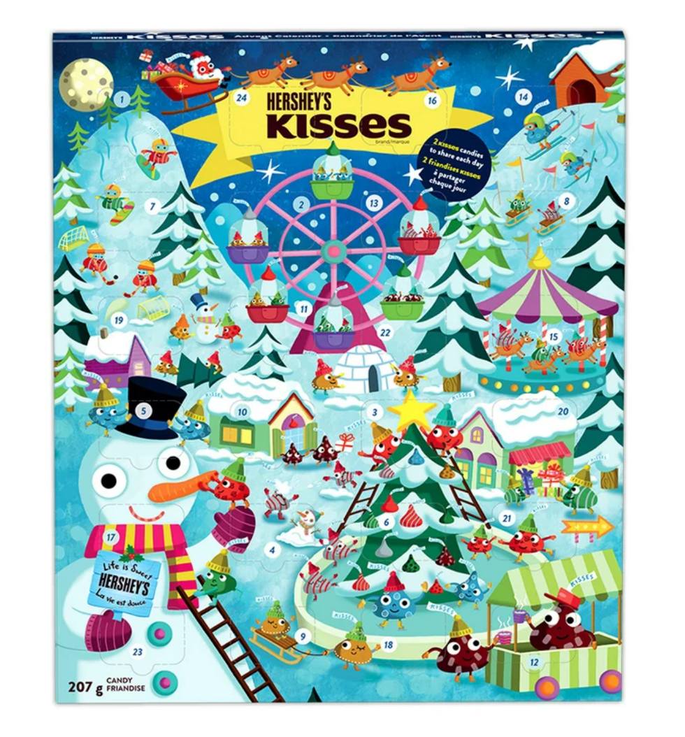\u200bCalendrier de l'avent de chocolats Kisses d'Hershey's avec illustration d'un village de No\u00ebl.