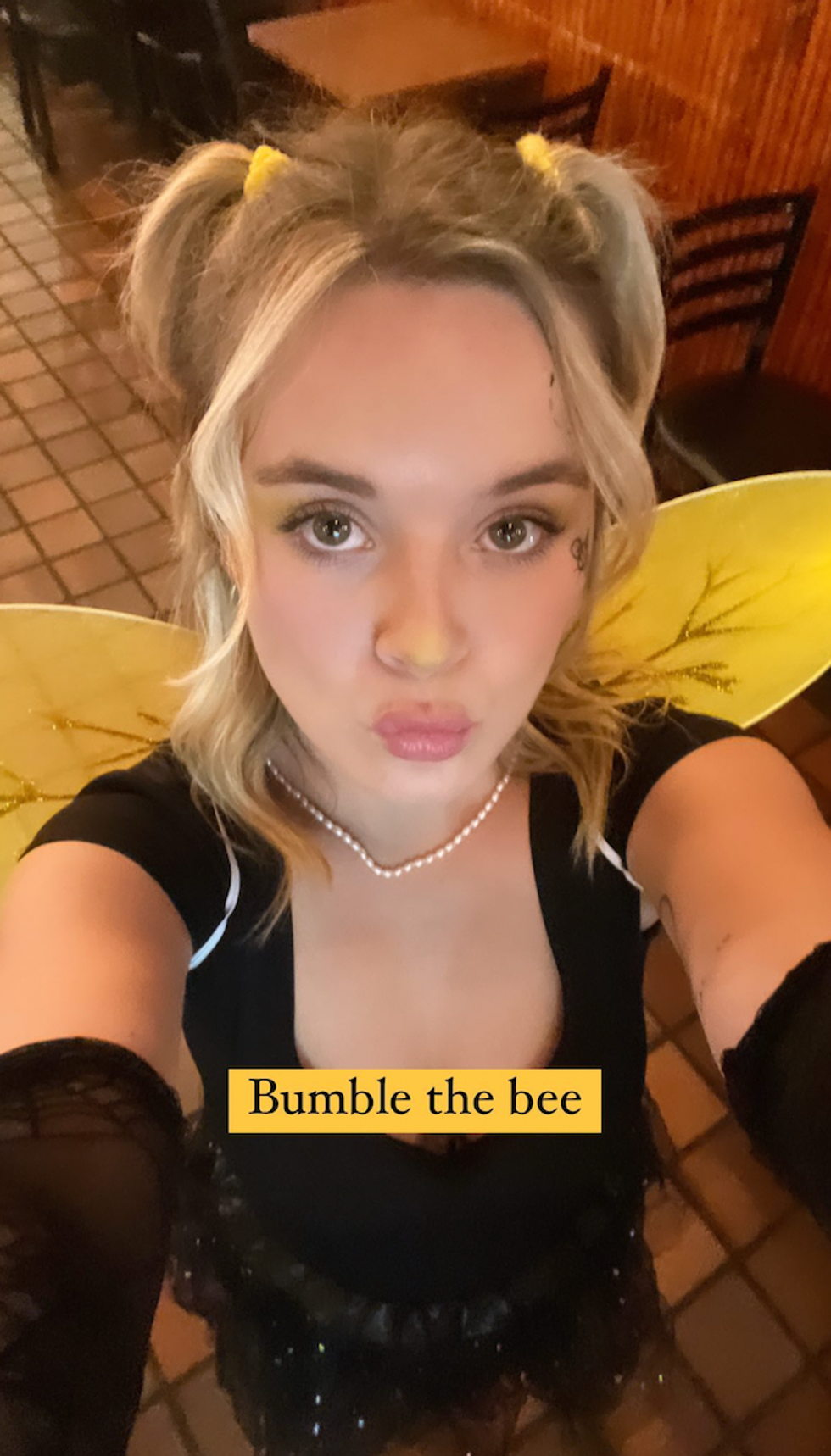 \u200bCamille Felton costum\u00e9e en Bumblebee pour l'Halloween.