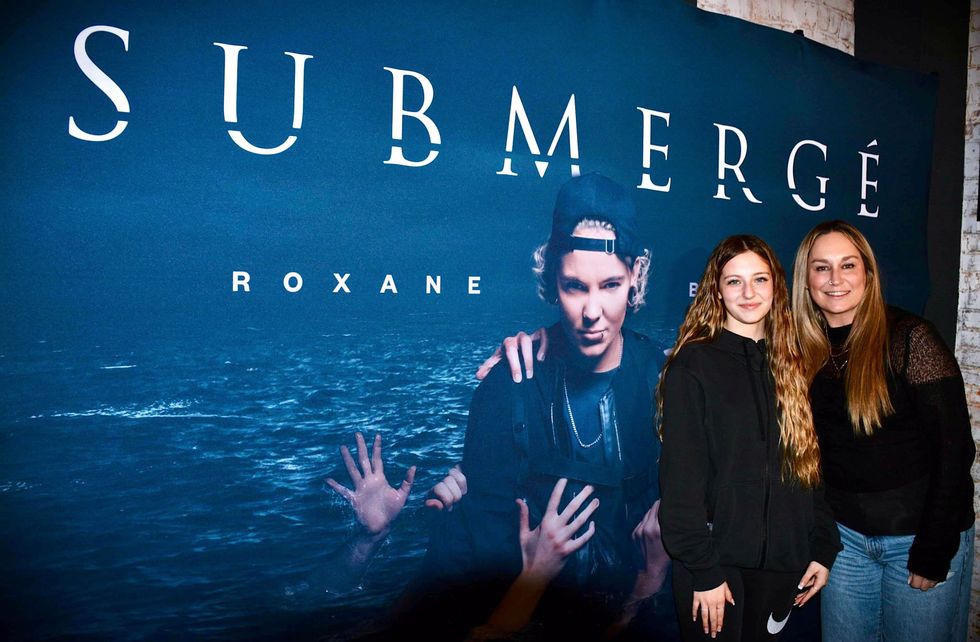 \u200bCaroline Lefort Bruneau et sa fille Joanie qui posent devant l'affiche de Submerg\u00e9.