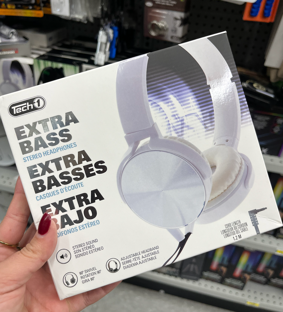 \u200bCasque d'\u00e9coute \u00ab extra bass \u00bb dans son emballage blanc.