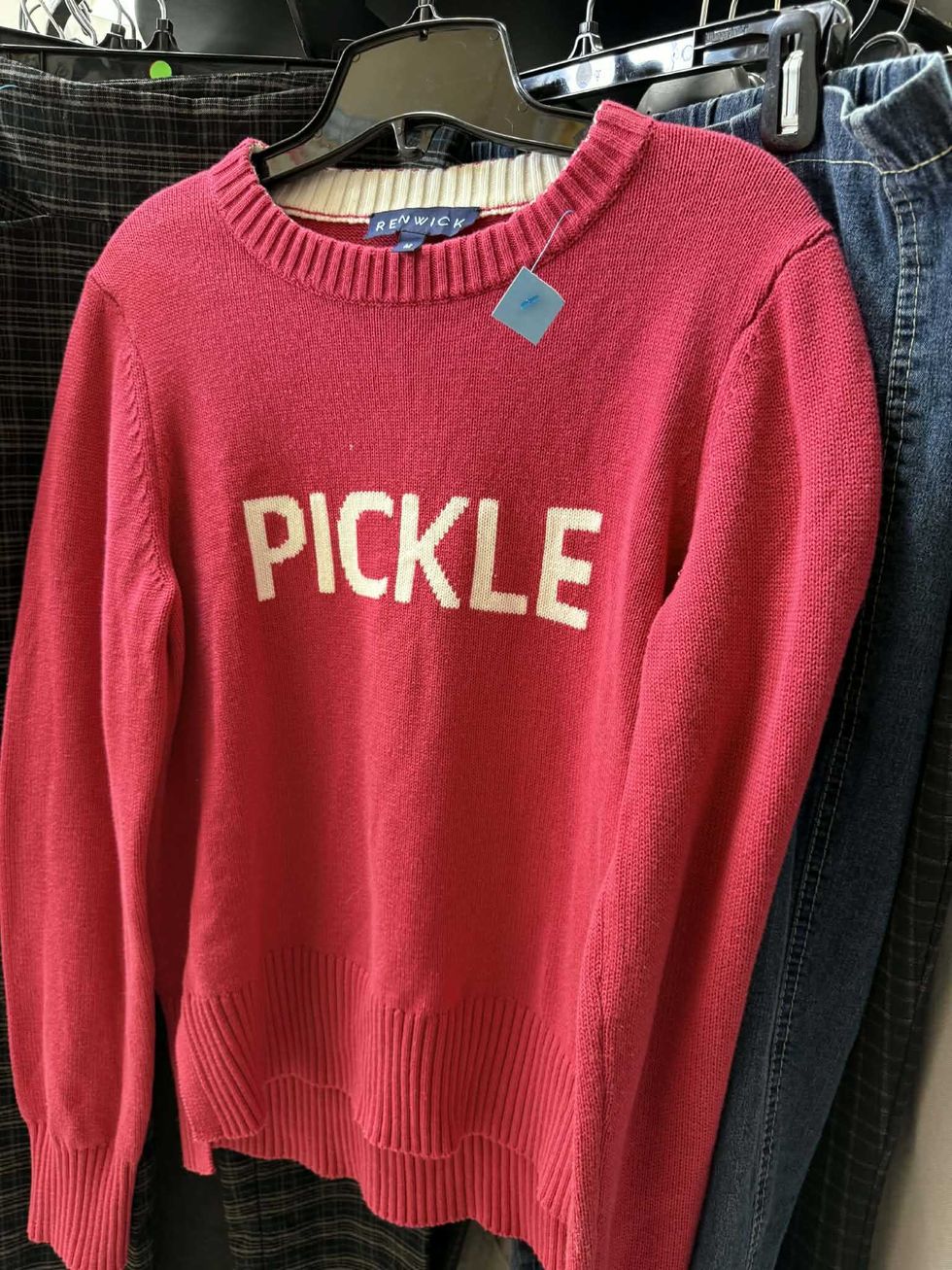 \u200bChandail \u00e0 manches longues "Pickle" en vente pour 2 $ Au Grenier Populaire des Basses-Laurentides.