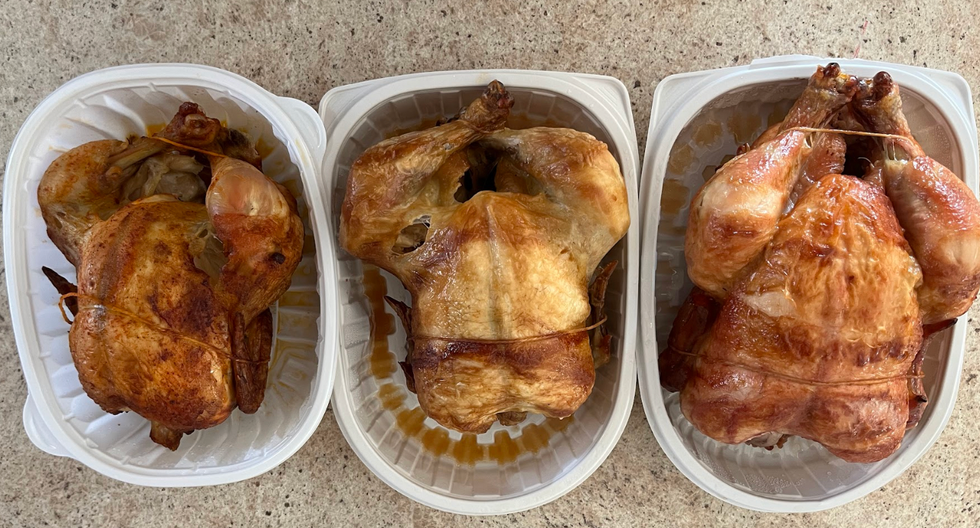 \u200bDe gauche \u00e0 droite : Poulet Maxi, IGA et Costco.