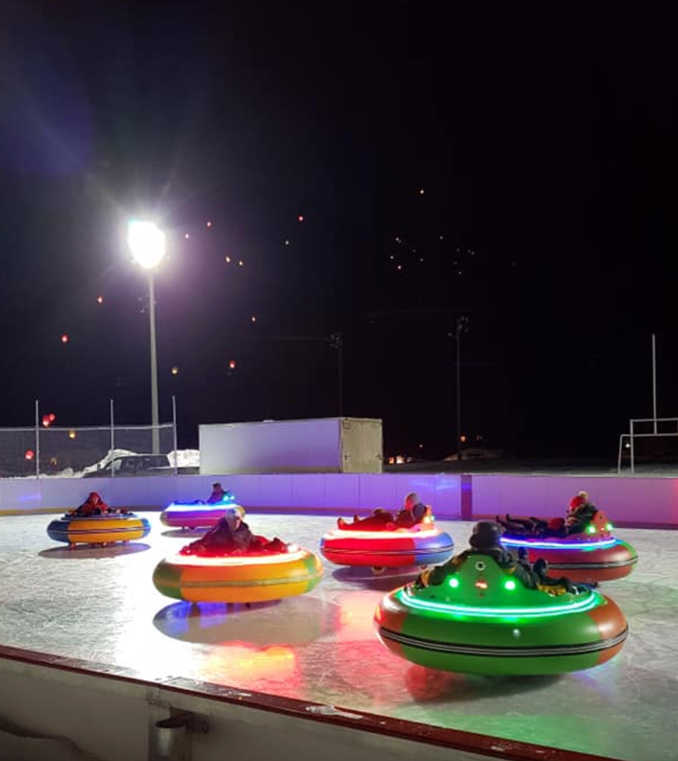 \u200bDes auto-tamponneuse sur glace.