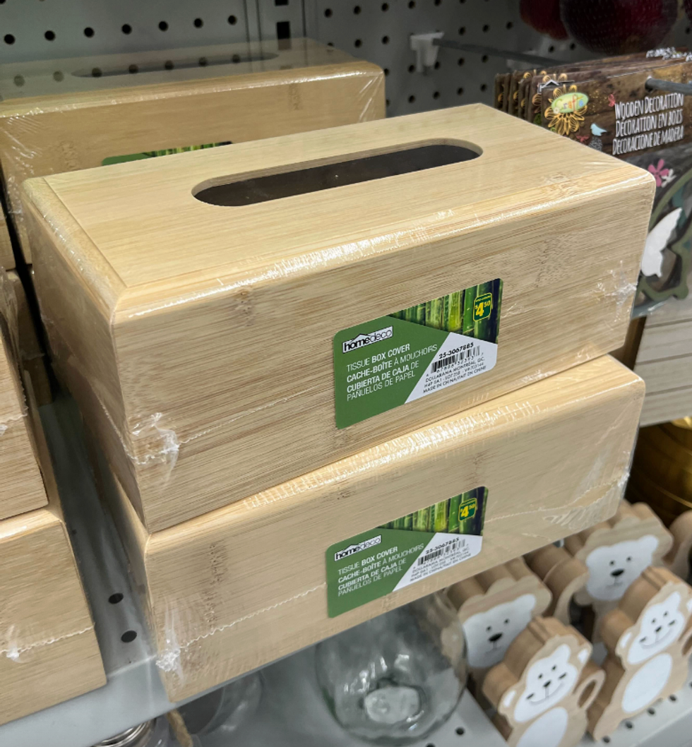 \u200bDes cache-bo\u00eetes \u00e0 mouchoirs en bois vendus au Dollarama.