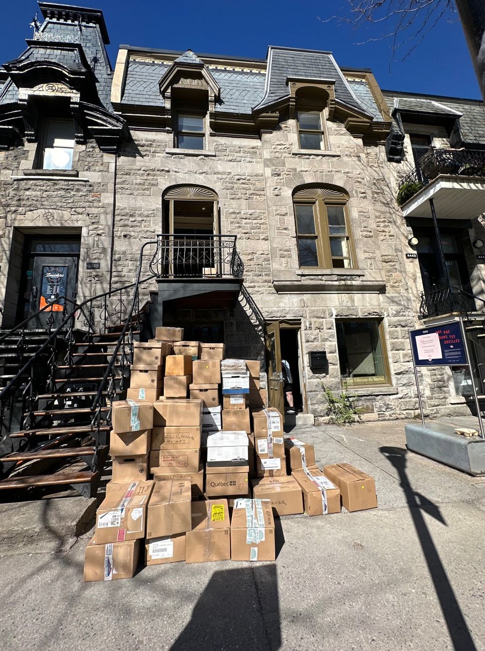 \u200bDes cartons devant un logement \u00e0 Montr\u00e9al.