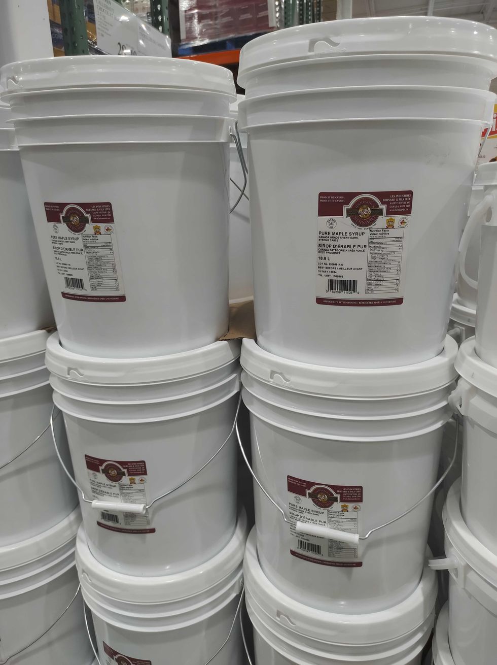 \u200bDes chaudi\u00e8res de sirop d'\u00e9rable.