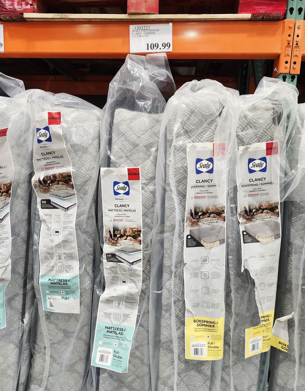 \u200bDes matelas et sommiers, mod\u00e8le Posturepedic de la marque Sealy.