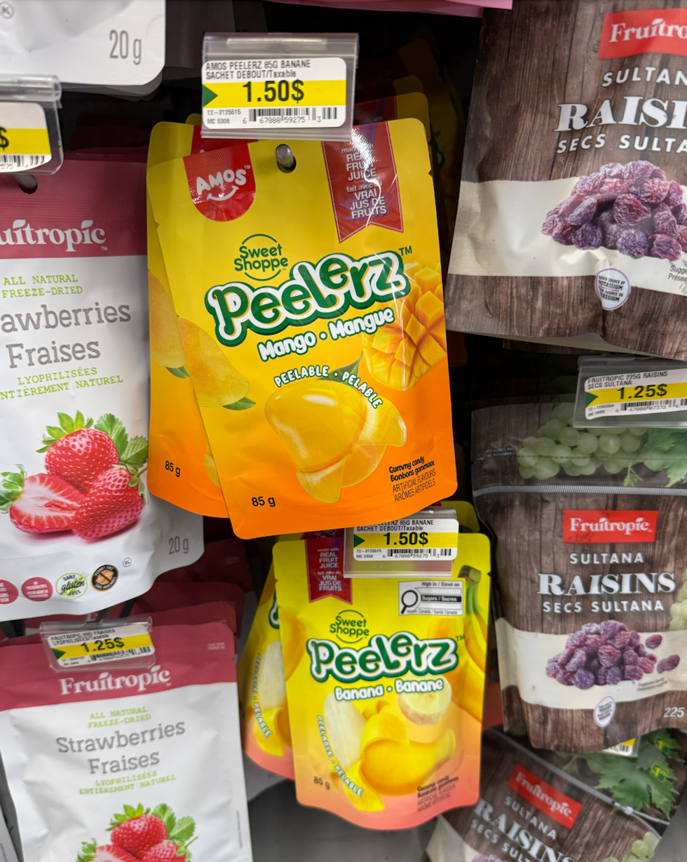 \u200bDes sachets de bonbons Peelerz banane et mangue dans une all\u00e9e du Dollarama.