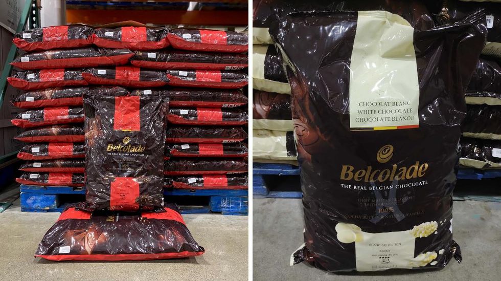 \u200bDes sacs de pastilles de chocolats.