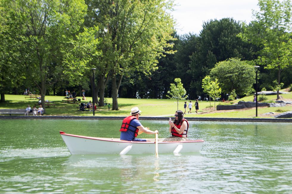 \u200bDeux personnes dans une barque.