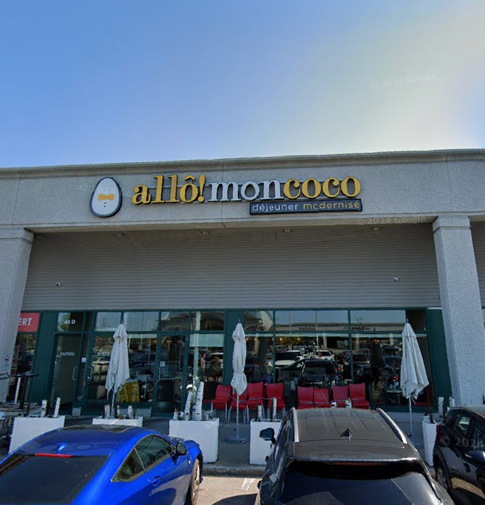 \u200bDevanture du restaurant All\u00f4! Mon coco, \u00e0 Montr\u00e9al.