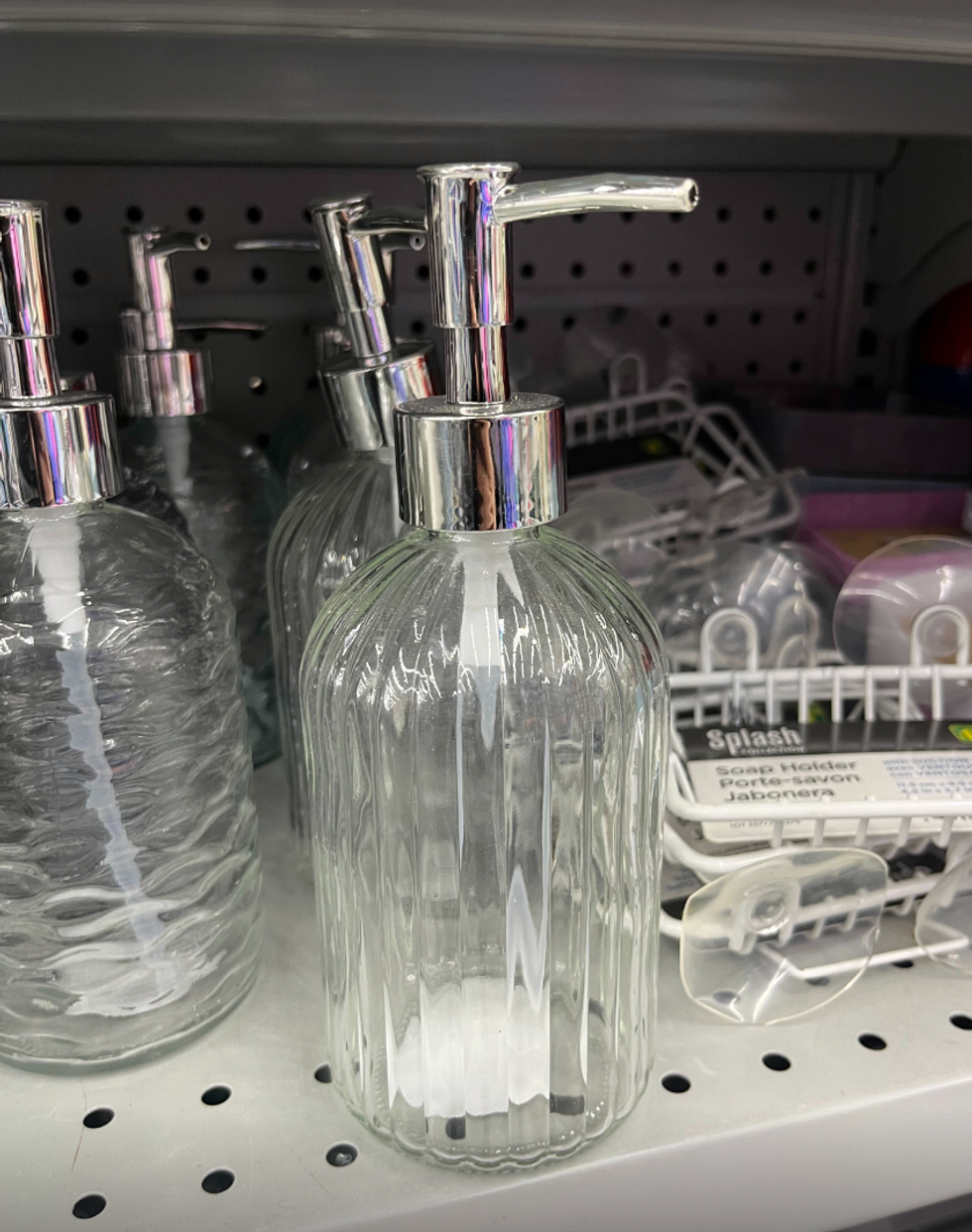 \u200bDistributeurs de savon en verre sur les tablettes du Dollarama.