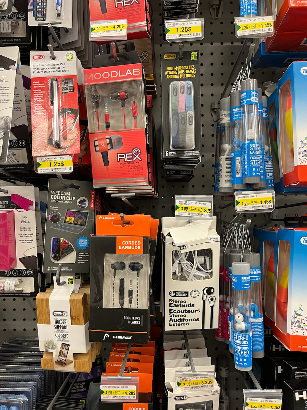 \u200bDivers \u00e9couteurs avec fils dans les rayons du Dollarama.