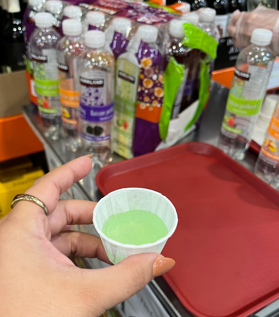 \u200bEau gazeuse aromatis\u00e9e Kirkland en d\u00e9gustation chez Costco.