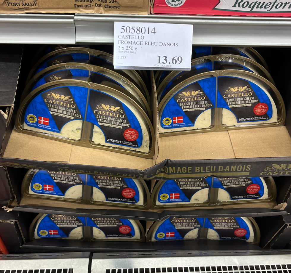 \u200bEmballages de deux fromages Bleu Danois Castello dans une main au Costco.