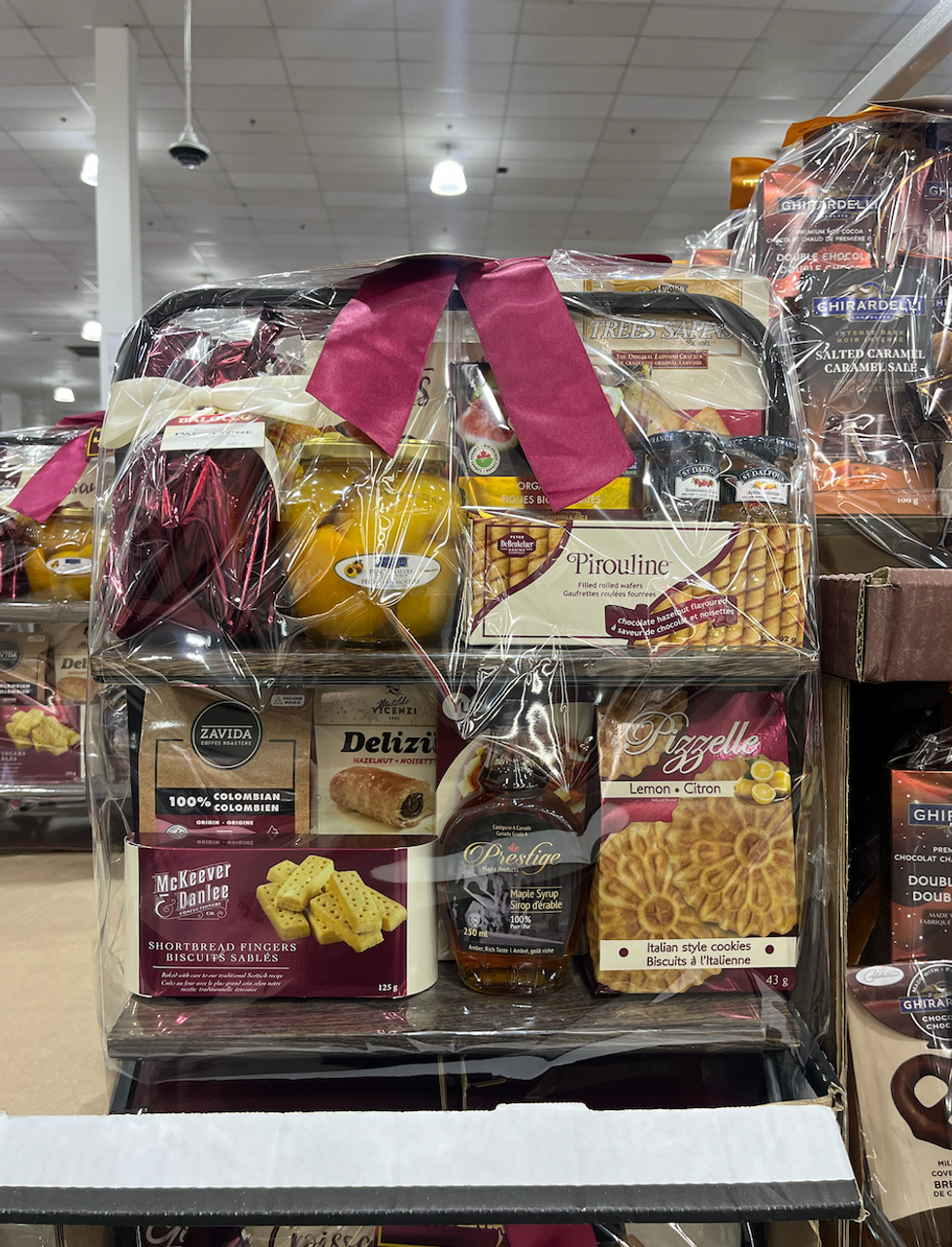 \u200bEnsemble-cadeau de douceurs : biscuits sabl\u00e9s, \u00e0 l'italienne, sirop d'\u00e9rable, et plus.