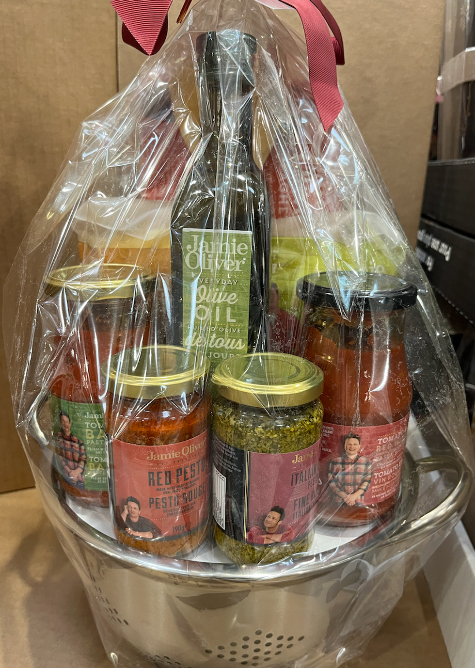 \u200bEnsemble-cadeau \u00e0 l'effigie du populaire chef Jamie Oliver, incluant sauces, pestos, huile d'olive, et plus.