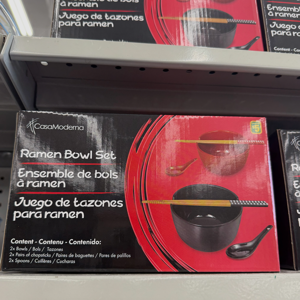 \u200bEnsemble de bols \u00e0 ramen sur les tablettes du Dollarama.