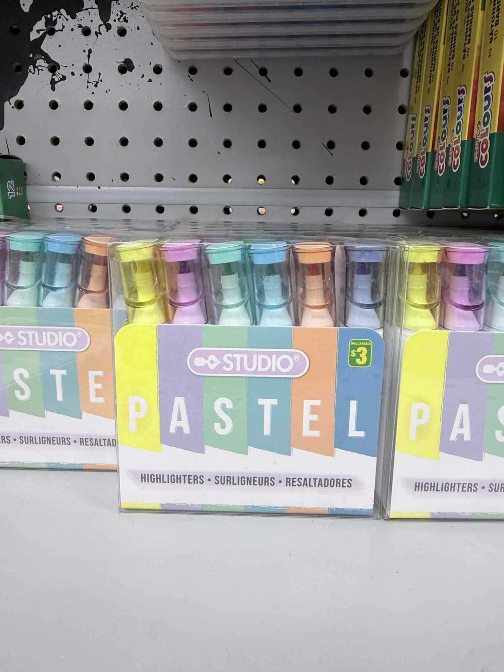 \u200bEnsemble de six surligneurs pastel en vente au Dollarama pour 3 $.