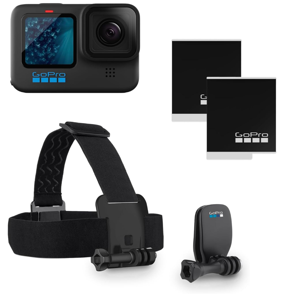\u200bEnsemble GoPro Hero11 noir avec un appareil photo HERO11 noir, une sangle de t\u00eate, un QuickClip et deux batteries Enduro.