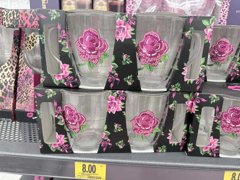 \u200bEnsembles de tasses Betsey Johnson en vente pour 8 $ au Tigre G\u00e9ant.
