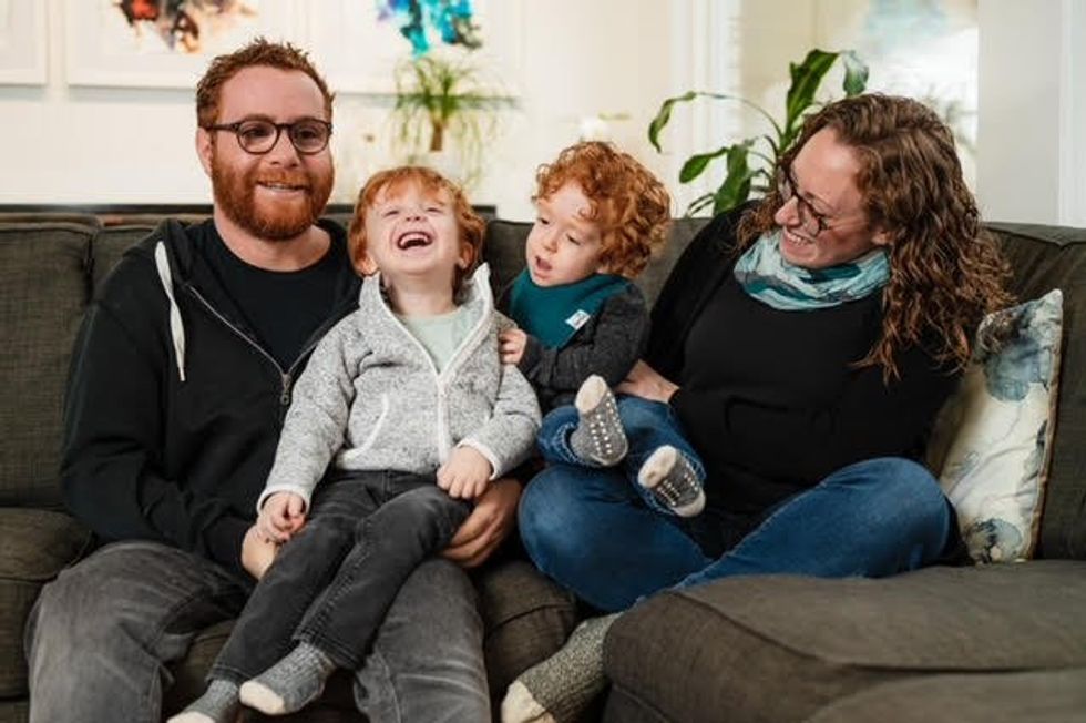 \u200bEthan Schachter con su familia.