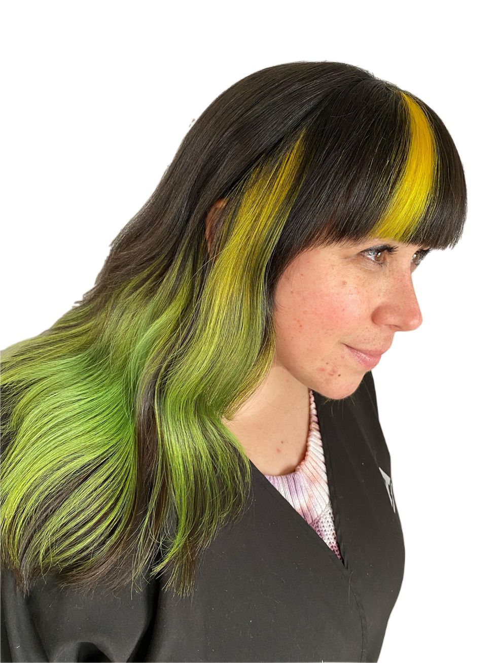\u200bFemme aux cheveux noir et vert avec la technique color blocking.