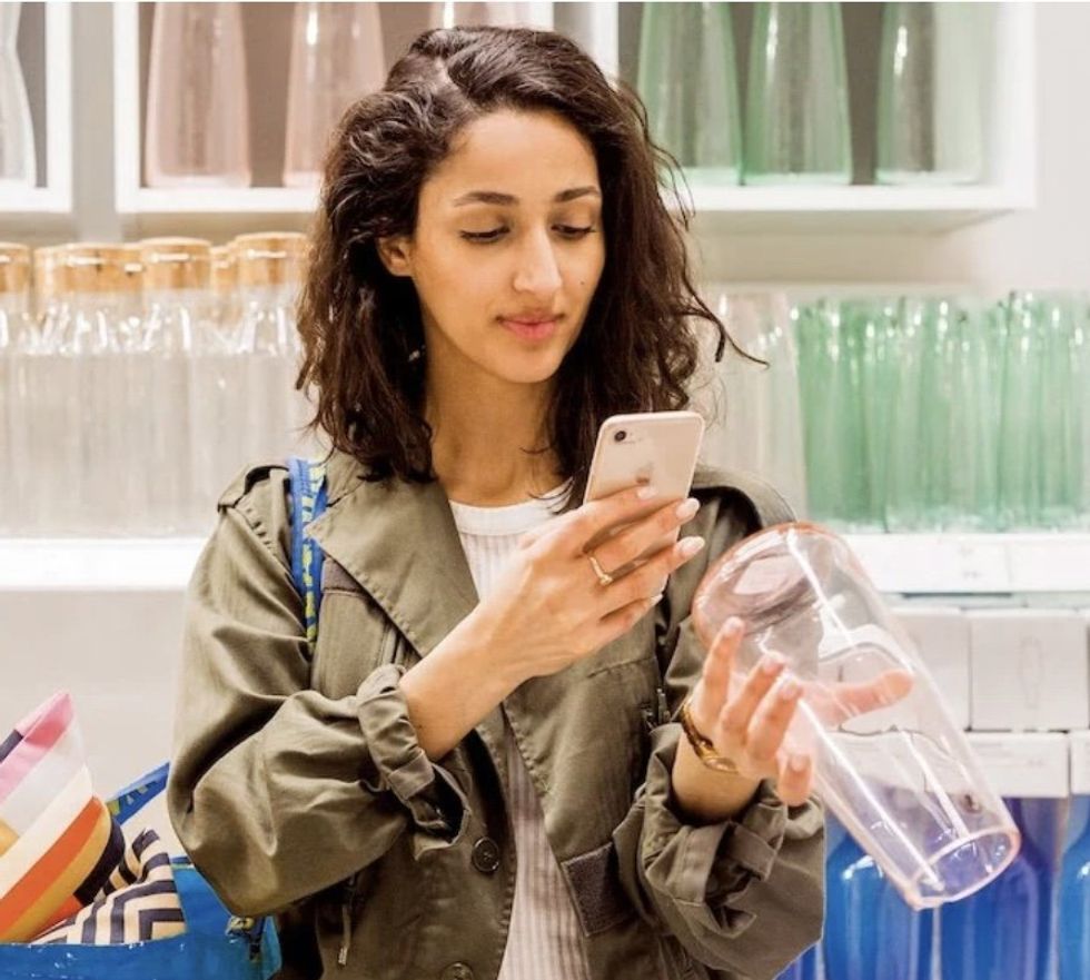 \u200bFemme utilisant l'application.