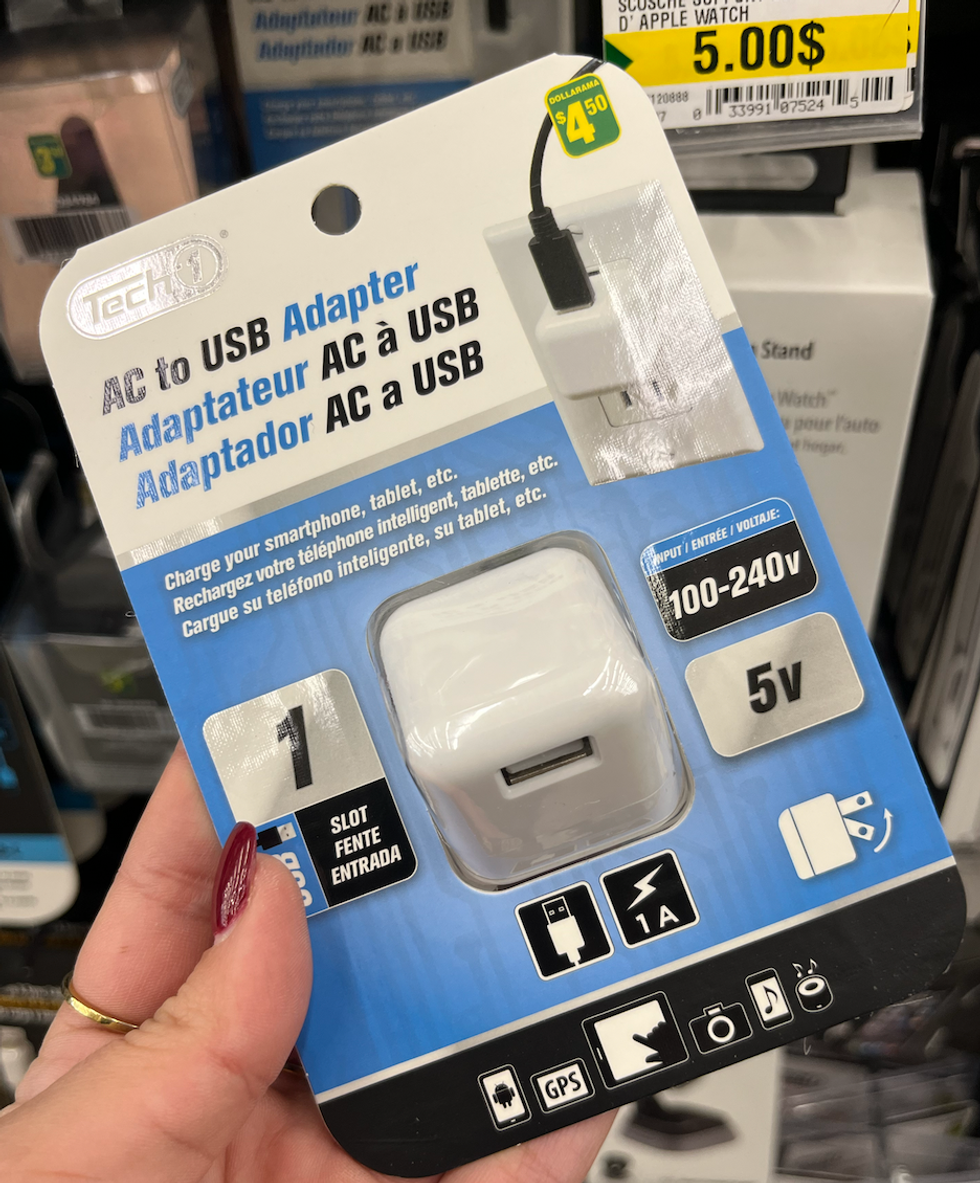 \u200bFil adapteur AC \u00e0 USB dans son emballage au Dollarama.