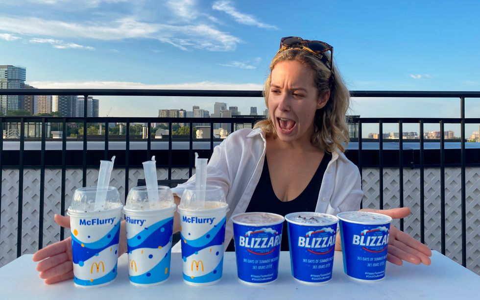 \u200bFran\u00e7oise avec les six desserts glac\u00e9s.