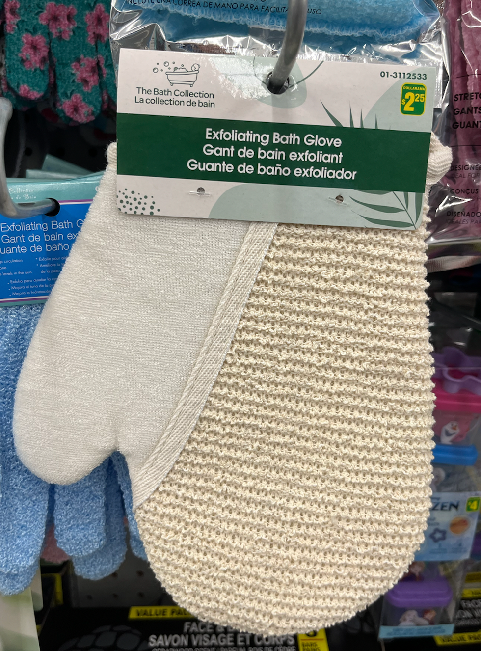 \u200bGant de bain exfoliant vendu au Dollarama.